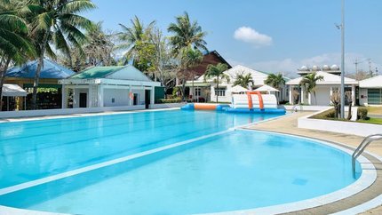 Bể bơi ngoài trời