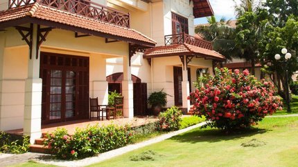 Villa nằm trong khuôn viên xanh mát