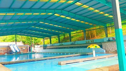 Khu vực bể bơi rộng lớn