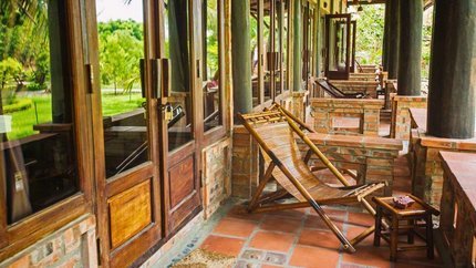 Ban công nhìn ra vườn cực chill