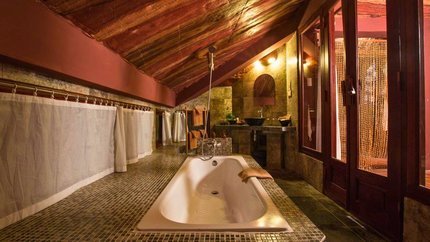 Phòng tắm bồn rộng rãi