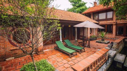 Sân sau nhìn ra an cá