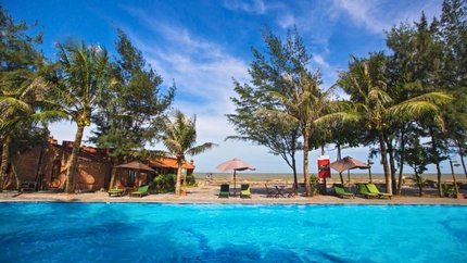 Bể bơi ngoài trời tại resort