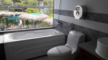 Phòng tắm có bồn tắm hiện đại