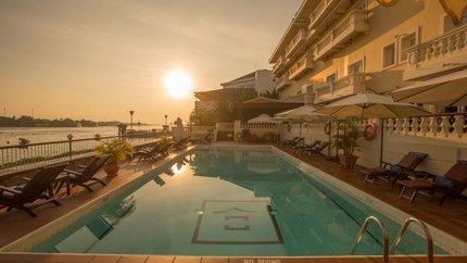 Bể bơi ngoài trời view sông