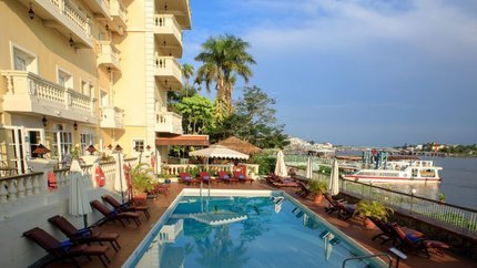 Không gian hồ bơi tại khách sạn 4*