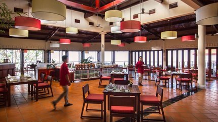 Không gian nhà hàng Lá Giang