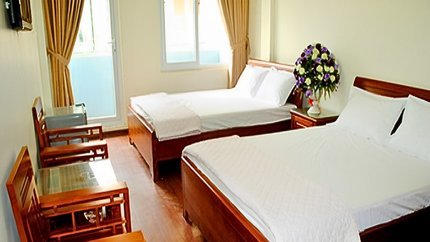 Sàn nhà lát gỗ, phòng có cửa sổ