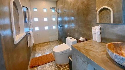 Phòng tắm khép kín, có bồn rửa mặt