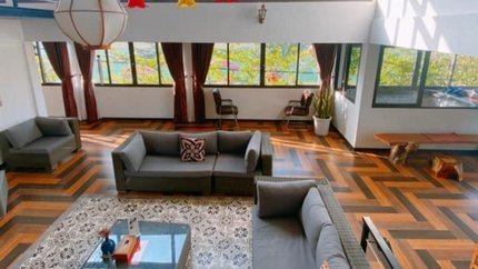 Phòng có ghế sofa, không gian thoáng