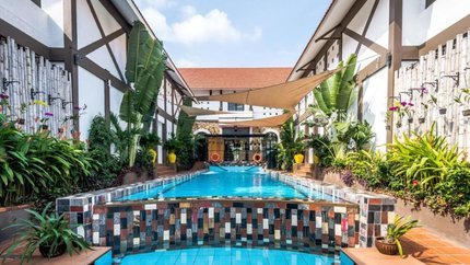 Hồ bơi lớn ngoài trời