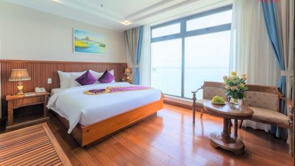 Sàn nhà lát gỗ, cửa kính lớn hướng biển