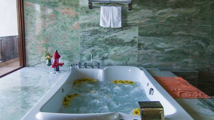 Bồn tắm rộng rãi, tiện nghi