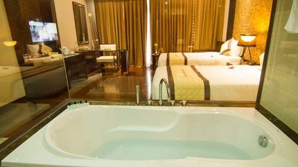 Nhà tắm có bồn tắm nằm thoải mái