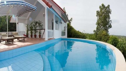 Hồ bơi ngoài trời