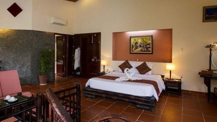 Giường ngủ rộng rãi, không gian phòng dễ chịu