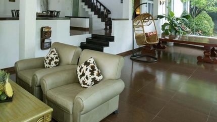 Phòng khách có sofa, không gian thoáng