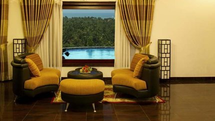 Phòng có bộ bàn ghế, tầm nhìn ra hồ bơi