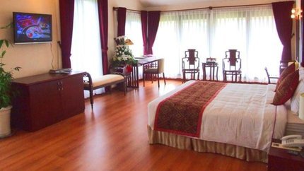 Gian phòng thông thoáng, cửa kính có rèm che