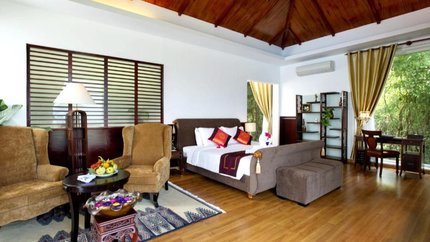 Phòng ngủ lớn, giường đệm rộng, có sofa