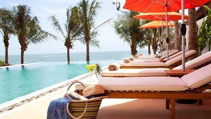 Bãi tắm nắng cạnh hồ bơi