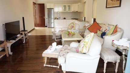 Sàn mjaf lát gỗ, phòng có sofa