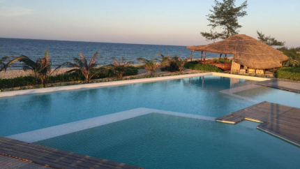 Bể bơi Villa Louise Beach Resort Huế