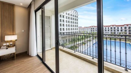 Ban công rộng rãi nhìn ra bể bơi