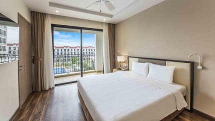 Không gian rộng rãi với ban công nhìn ra bể bơi