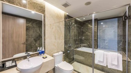 Phòng tắm hiện đại có bồn tắm nằm