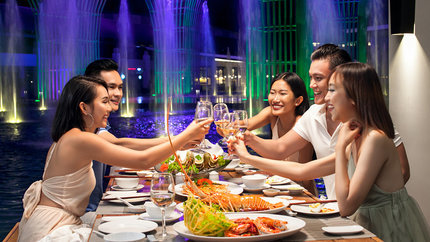 Thưởng thức bữa tối cùng nhóm bạn (Ảnh:VinOasis Phú Quốc)