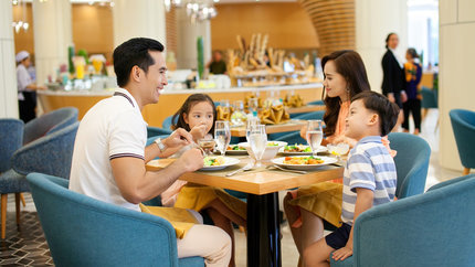 Thưởng thức buffet với thực đơn Á - Âu đa dạng