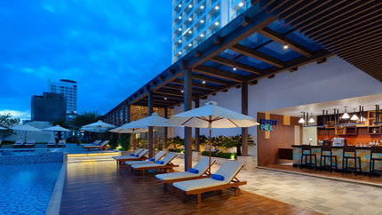 Infinity Pool Bar