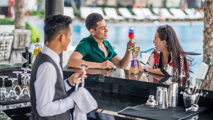 Thưởng thức cocktail tại Pool Bar