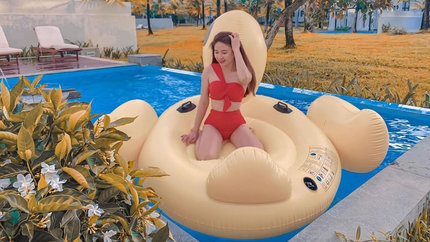 Check in tại bể bơi riêng (Ảnh: @ngocchungdohuynh)