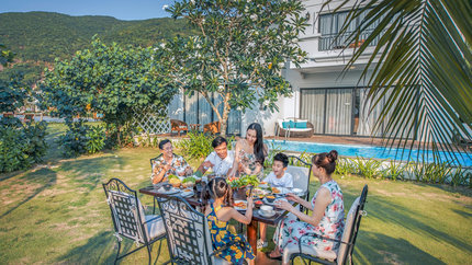 Bữa ăn riêng tư ngay tại villa (Ảnh: Vinpearl Nha Trang)