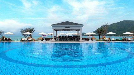 Aqua Bar nằm bên bể bơi