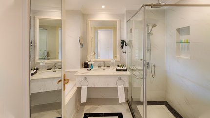 Phòng tắm được trang bị cả khu vực tắm đứng và bồn tắm nằm