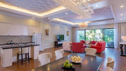 Villa 2 với phòng khách rộng lớn