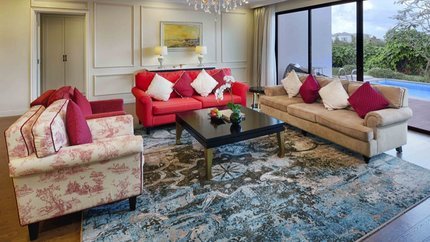 Phòng khách bày trí sofa lớn cho cả gia đình quây quần