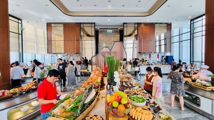 Quầy line buffet đa dạng tại nhà hàng của Vinpearl