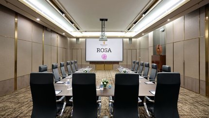 Phòng hội họp với hệ thống âm thanh, ánh sáng hiện đại