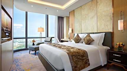 Phòng Premier với cửa sổ lớn ngắm thành phố