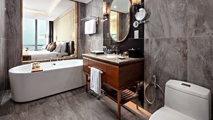 Phòng tắm sang trọng có bồn tắm nằm