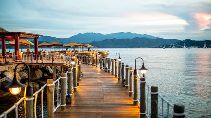 Wave Bar lung linh trên mặt biển