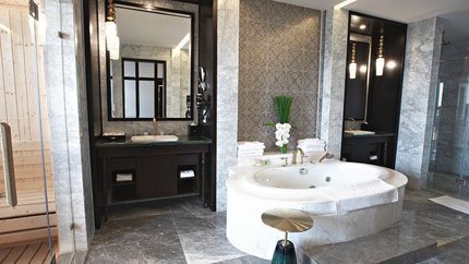 Phòng tắm có bồn tắm nằm và tắm đứng