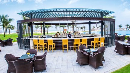 Pool Bar nằm cạnh bể bơi ngoài trời