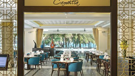 Nhà hàng Camellia nằm ngay sát hồ bơi