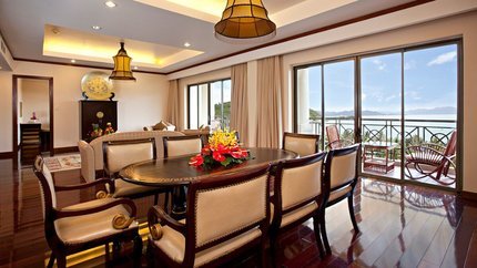 Phòng bếp rộng rãi với bàn ăn lớn cho cả gia đình