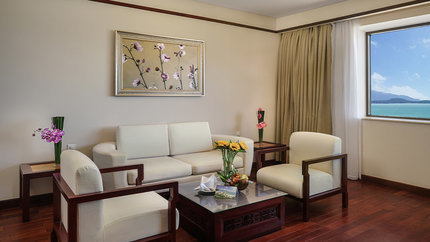 Phòng khách được thiết kế có cửa sổ nhìn ra biển